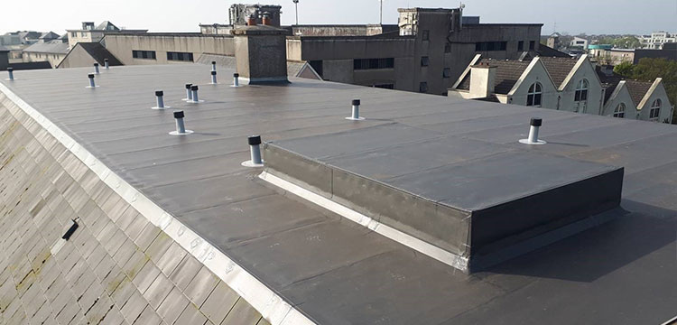 alkorplan reinforced 1.5mm charcoal single ply membrane installed on the apartment block in galway